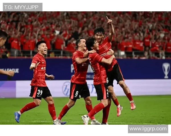 足球明星们齐聚祝福新年快乐传递温暖与希望的美好祝愿