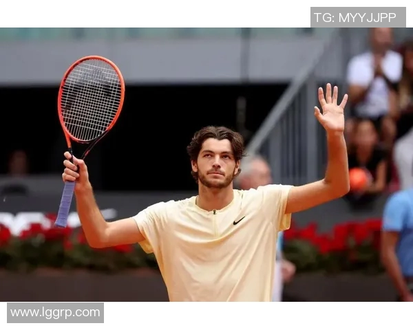 足球明星在网球赛场上的精彩表现与跨界魅力分析